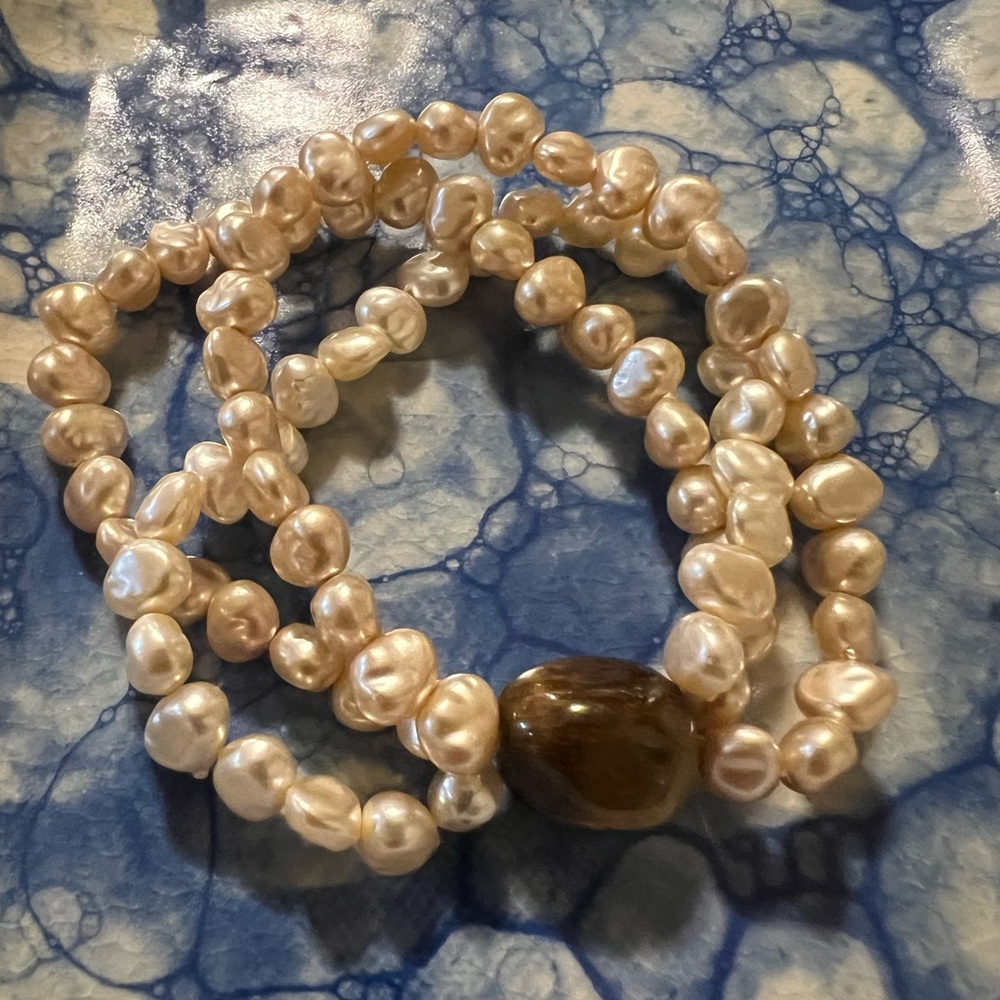 Elegant Pearl Necklace with Brown Accent